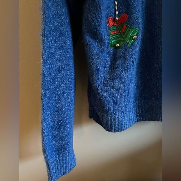 Christmas Sweater Size Medium - Picture 4 of 5